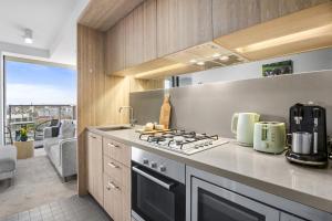 Poolside 2-Bed Apartment in South Yarra