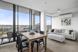 Poolside 2-Bed Apartment in South Yarra