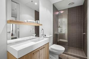 Poolside 2-Bed Apartment in South Yarra