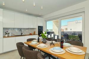 Villa Charlotta, sea view , pool, near beach