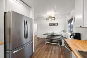 Adorable Downtown Cottage - Walk to Shops & Cafes