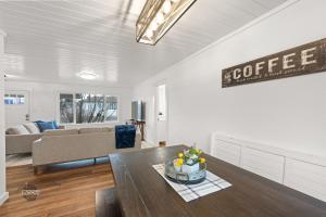 Adorable Downtown Cottage - Walk to Shops & Cafes