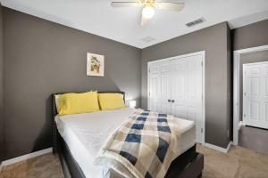 Sprawling 5 Bedrooms 3 Bath Comfy Home Minutes to Disney