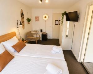 Beachside Room for 2 - Close to the shore
