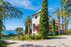 Cubo's Mountain Bayview Luxury Villa