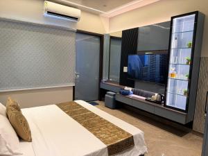 The Palm House - Studio Rooms, Pool, Garden and Parking