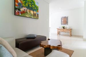 Magenta Hill View Villa 6 Bedrooms With a Private Swimming Pool and a Movie Room and a Billiard Table