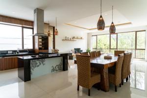 Magenta Hill View Villa 6 Bedrooms With a Private Swimming Pool and a Movie Room and a Billiard Table