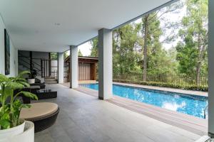 Magenta Hill View Villa 6 Bedrooms With a Private Swimming Pool and a Movie Room and a Billiard Table