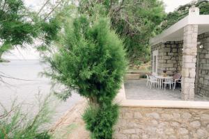Emporios 1930, Seafront stone house