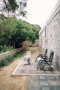 Emporios 1930, Seafront stone house