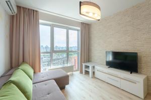 13-59b Kvartet, Vasyl Lypkivskyi 16v, Kyiv, railway station, metro nearby, panoramic city view, Petrovdom Apartment