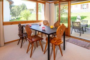 Garden apartment with mountain views & barbecue