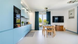 Apartament premium Piamola - balkon 33m2 z widokiem na Zalew Wiślany, ładowarka EV, box na rowery, basen