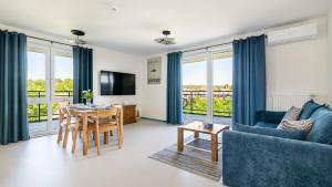 Apartament premium Piamola - balkon 33m2 z widokiem na Zalew Wiślany, ładowarka EV, box na rowery, basen