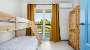 Apartament premium Piamola - balkon 33m2 z widokiem na Zalew Wiślany, ładowarka EV, box na rowery, basen