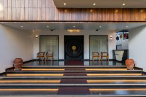 ELIVAAS Signature Nedumbally 4 BHK Villa with Office Space, Balcony Sit-Out & Lounge Area Near Edapally Church
