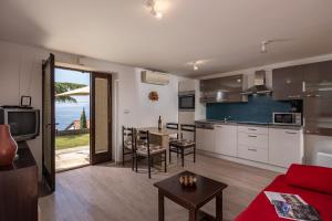 The Wave - Apt with Seaview and Garden - Happy Rentals