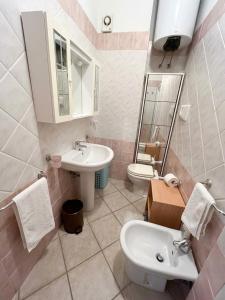 Casa al piano terra con 2 camere da letto, parcheggio privato e piscina condominiale