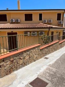 Casa al piano terra con 2 camere da letto, parcheggio privato e piscina condominiale