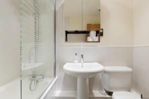 Central 1BDR Flat w River View Balcony in Vauxhall