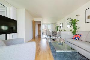 Central 1BDR Flat w River View Balcony in Vauxhall