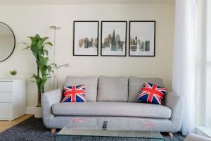 Central 1BDR Flat w River View Balcony in Vauxhall