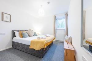 Cardiff Bay Breeze Modern 2BR Apartment Private Parking Fast WiFi