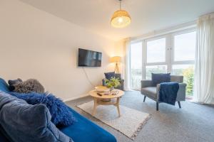 Cardiff Bay Breeze Modern 2BR Apartment Private Parking Fast WiFi