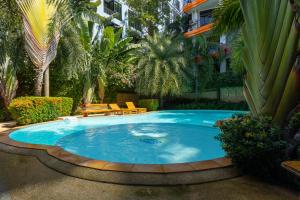Spacious 2-BR apartment top floor, NaiHarn Beach