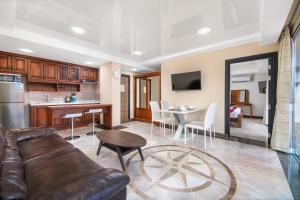 Spacious 2-BR apartment top floor, NaiHarn Beach
