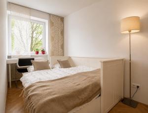 Bright Central 2BR Business & City Stay - Nivy - Balcony - Fast WiFi