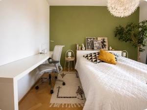 Bright Central 2BR Business & City Stay - Nivy - Balcony - Fast WiFi