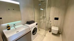 Avalon Premium Apartment with Balcony & Free Parking