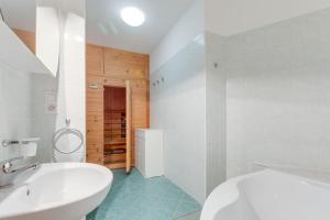 Elegant 3BDs with Sauna Near the Dancing House and Riverside - NP