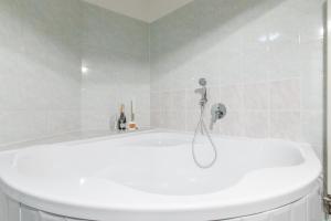 Elegant 3BDs with Sauna Near the Dancing House and Riverside - NP