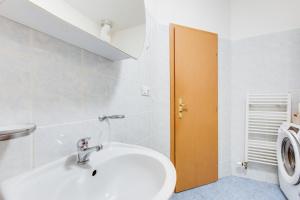 Elegant 3BDs with Sauna Near the Dancing House and Riverside - NP