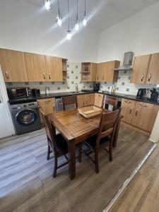 Modern 2-Bedroom Apartment - Heart of Douglas