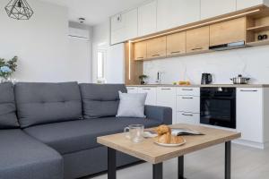 Przestronny Apartament z Klimatyzacją, Balkonem i Parkingiem by Noclegi Renters