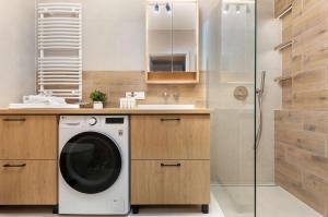 Cozy Apartment with Parking and Workspace by Noclegi Renters
