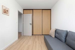 Cozy Apartment with Parking and Workspace by Noclegi Renters