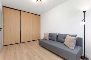 Cozy Apartment with Parking and Workspace by Noclegi Renters