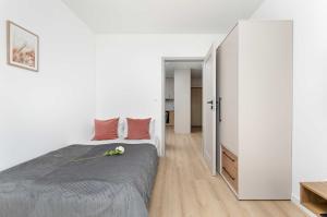 Cozy Apartment with Parking and Workspace by Noclegi Renters