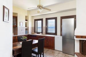 Thalia- 2 Bedroom Beachfront Apartment!