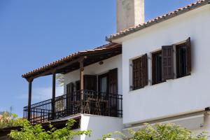 Thalia- 2 Bedroom Beachfront Apartment!