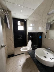 Urban Opulence 3 Luxe Studio Near Airport