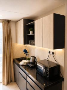 Urban Opulence 3 Luxe Studio Near Airport