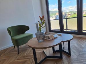 Stylish City Center Apartment with Private Parking