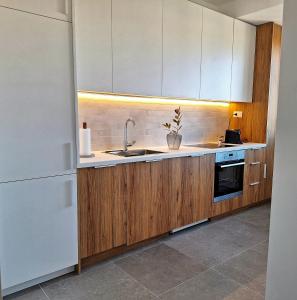 Stylish City Center Apartment with Private Parking
