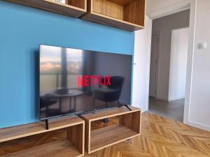 Stylish City Center Apartment with Private Parking
